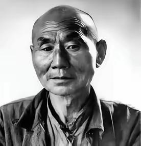 1937年，七八名被剥光上衣的青年跪成一排，2个日兵用刺刀疯狂戳杀，突然，17岁