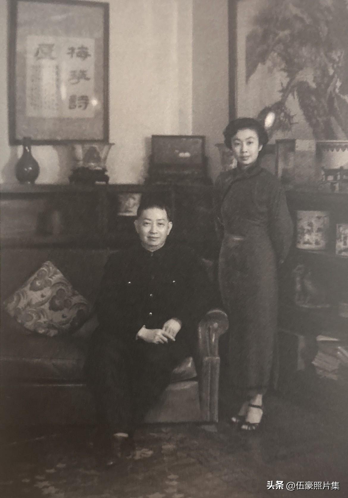 一代京剧大师梅兰芳与弟子谢黛林（小玲红）合影。谢黛林（筱龄红）祖籍北京，出身梨园