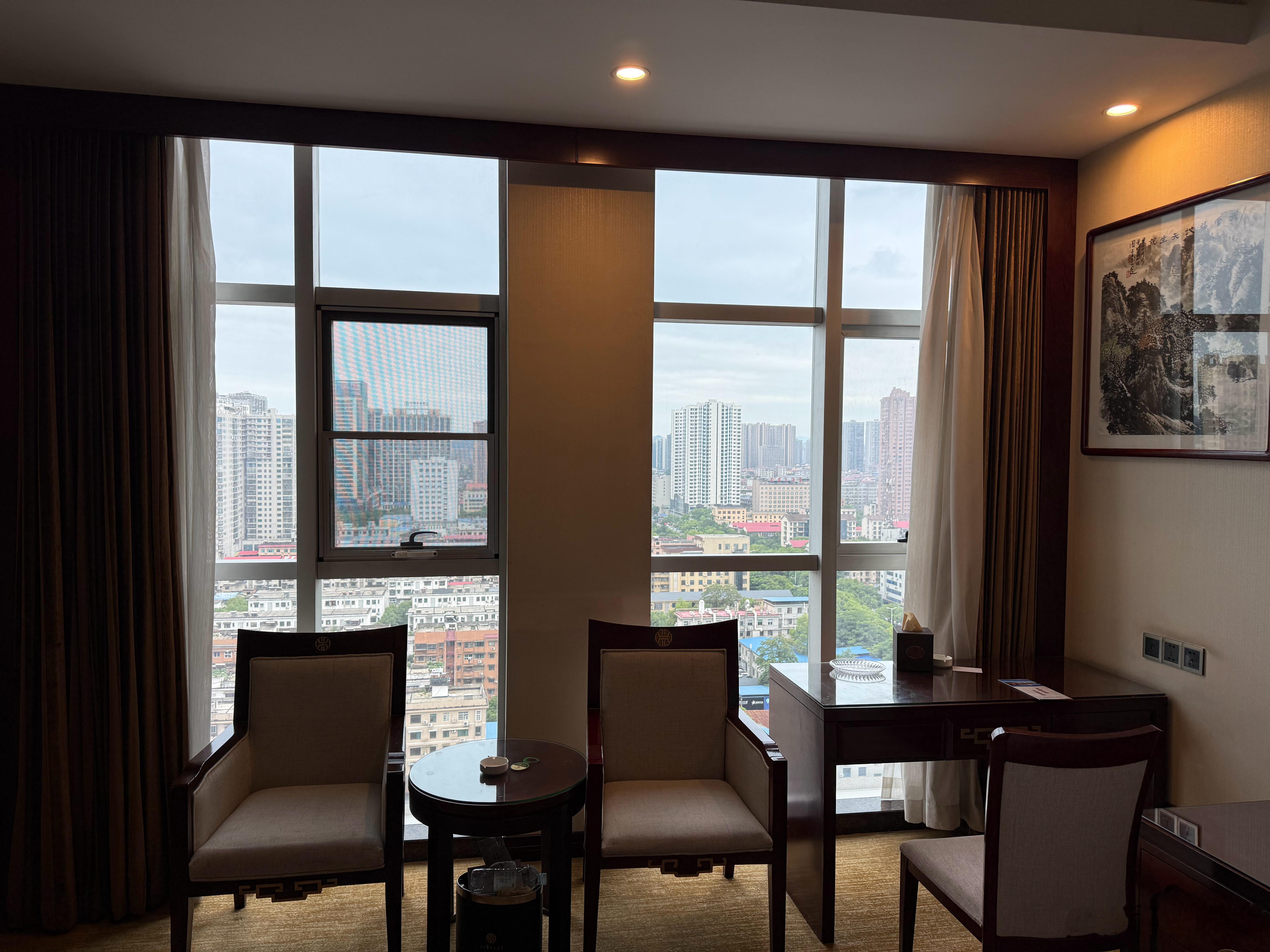 拍完这张照片，就离开娄底418华天大酒店了。华天酒店是湖南本土知名国有连锁酒店品