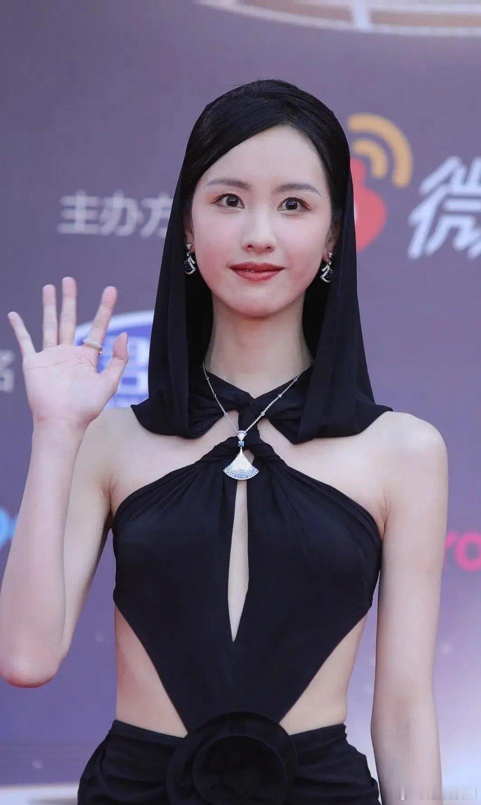 天呀，谁家好人鹅蛋脸长陈都灵这样呀[挖鼻] ​​​