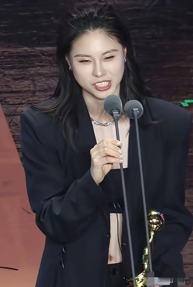 四川女篮永远不缺流量和话题，这段时间李梦低调了许多，没想到王思雨又开始高调出席活