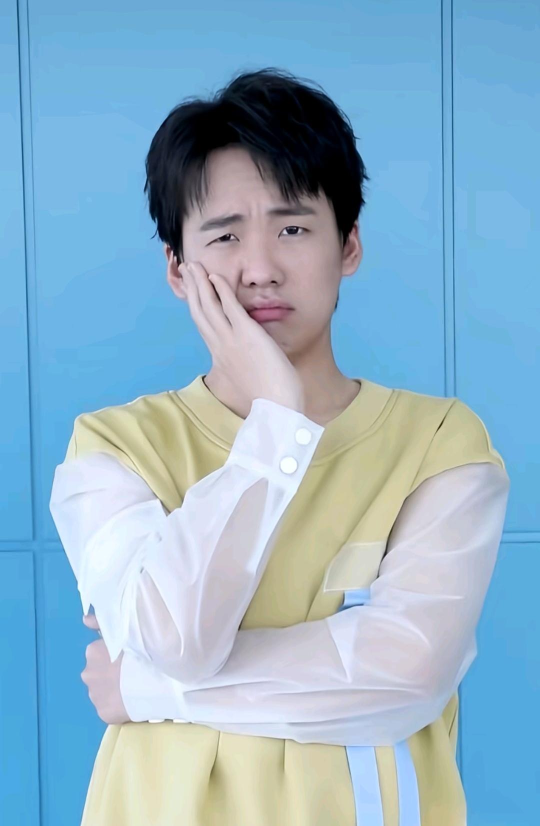 一段模糊的KTV视频，
把郭麒麟、刘昊然、严浩翔三个名字，
绑在一起上了热搜。