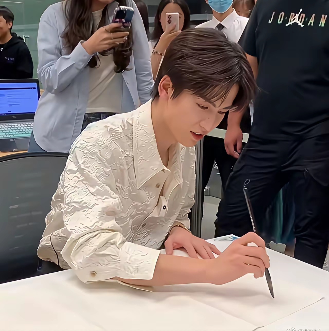 张凌赫太全能了，连写字都这么好看。 