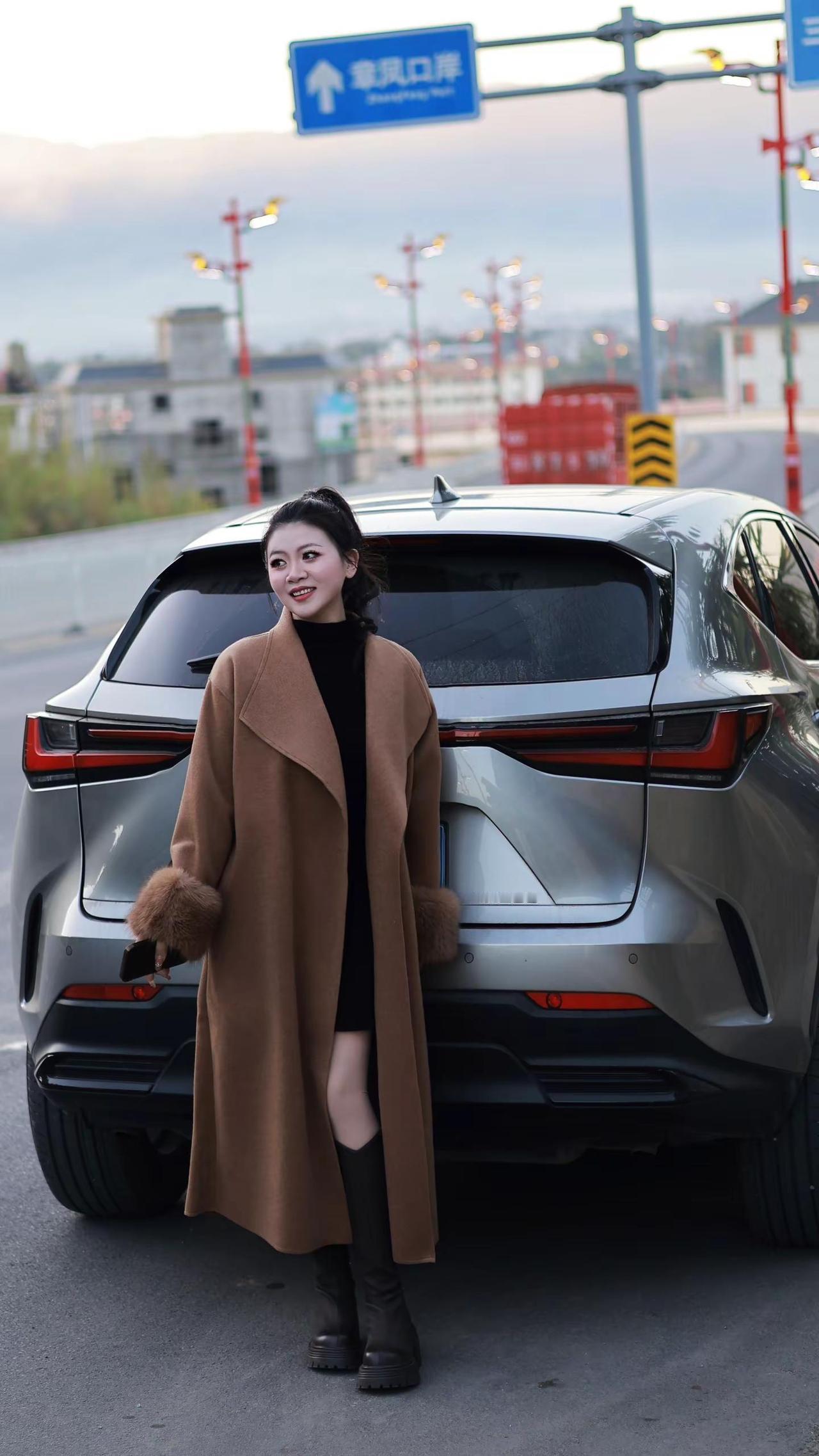 天空会馈赠每一个停下来的抬头，被渲染成黄昏的固有色调，在路灯刚亮起，太阳徒留余韵