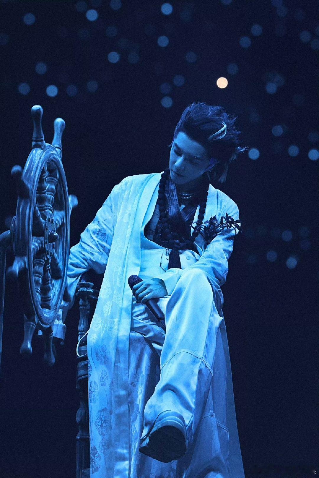 #华晨宇万人笑得开怀哭得坦率# 华晨宇合肥演唱会的氛围简直燃爆了！当《烟火里的尘