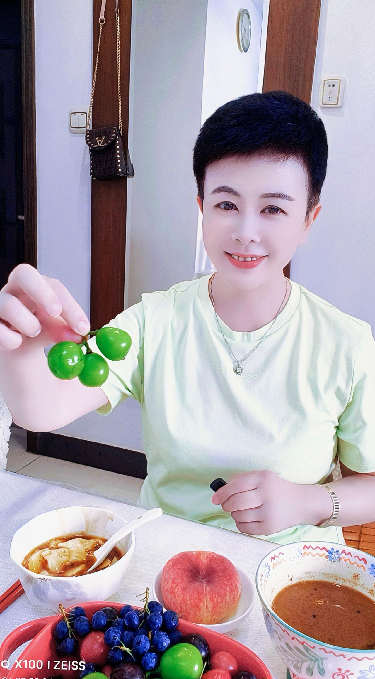 吃点清甜的果子，
抄首安静的古诗。
外面的世界再快，
咱们也可以按自己的节奏来。