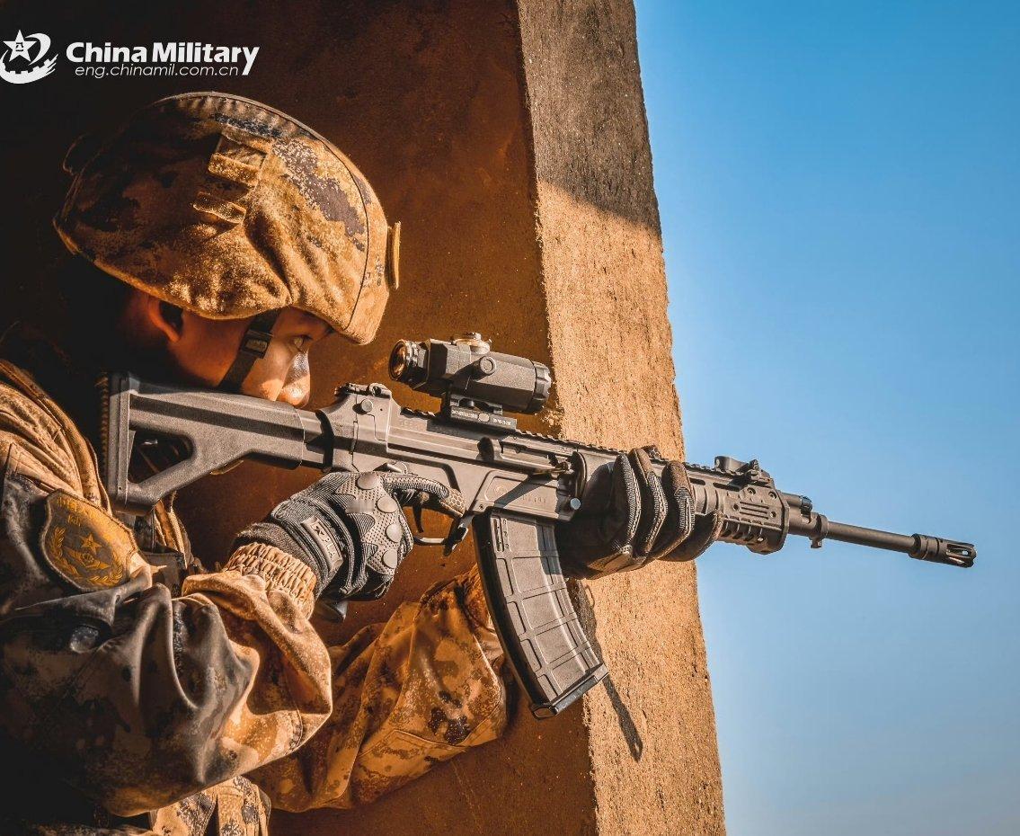 这张的光影效果我爱了，就是啥时候能把带防破片护目镜普及就好了，不过现在也没有公发