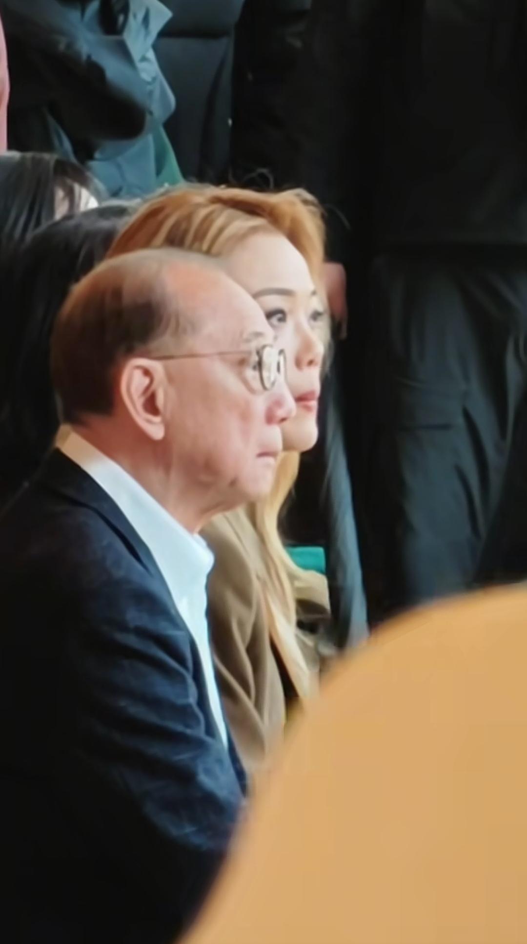 12月7日，白冰和宋祖儿现身西安参加商场活动，白冰作为西安人，回到家乡开心，表达