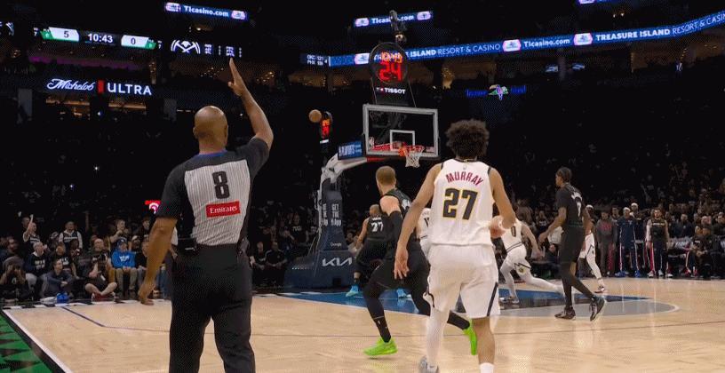 慢镜头：迪温琴佐跟腱弹了一下！

G4刚刚开场，迪文琴佐就出现了无对抗的伤病，从