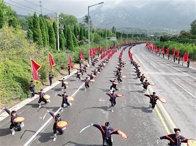 昨天哈，郑州第十三届国际少林武术节开幕了。迎宾之时，从少林景区大门，一直到塔沟武