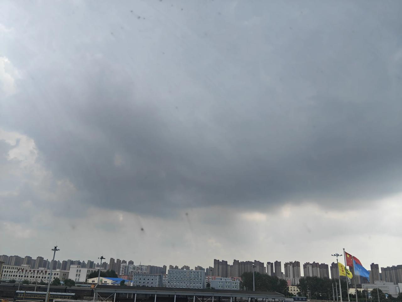 8月19日沈阳市天气善变！上午还是烈日炎炎，中午时分，乌云密布，看来，真的要下雨