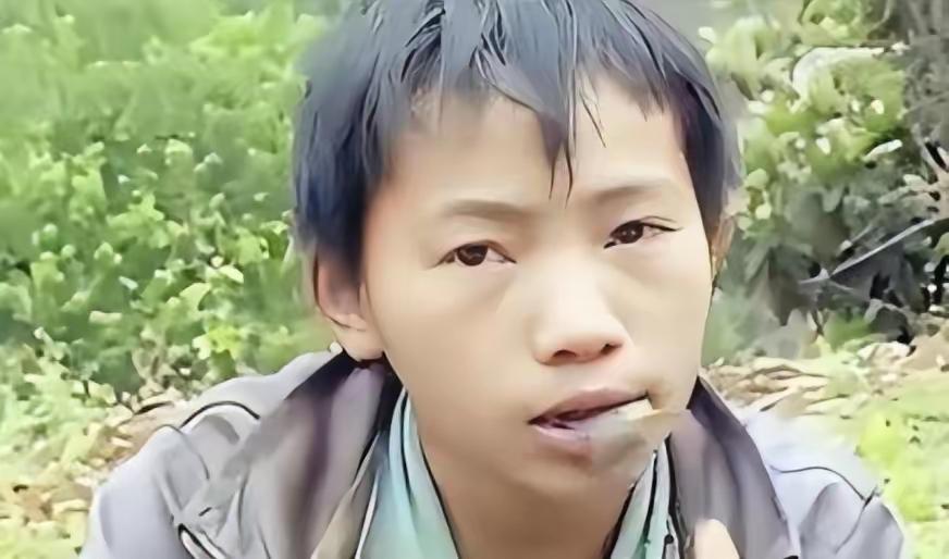 续写正文（全文约500字）
 
苦难的童年磨掉了稚气，却从未磨灭他心底的善良。爷
