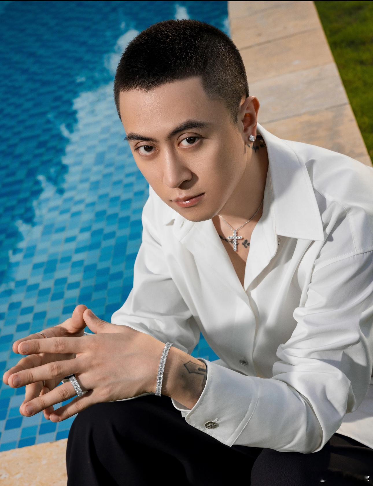 韦雪说小儿子去秦奋家叫回家秦奋 是这个秦奋吧 不是爱豆秦奋吧🙃 ​​​