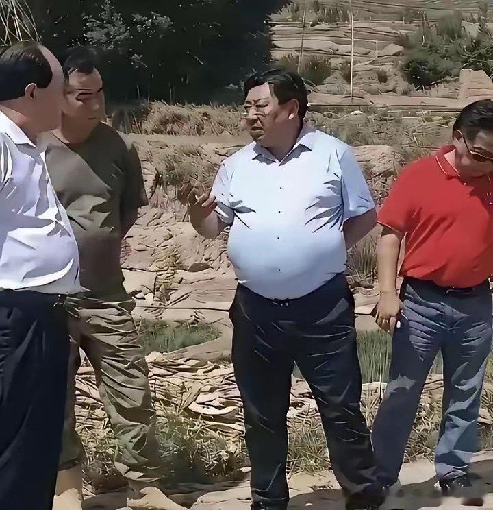 同志，做为党政干部要注意形象，我知道你有可能是遗传，但也有可能酒饭太丰盛…，生活