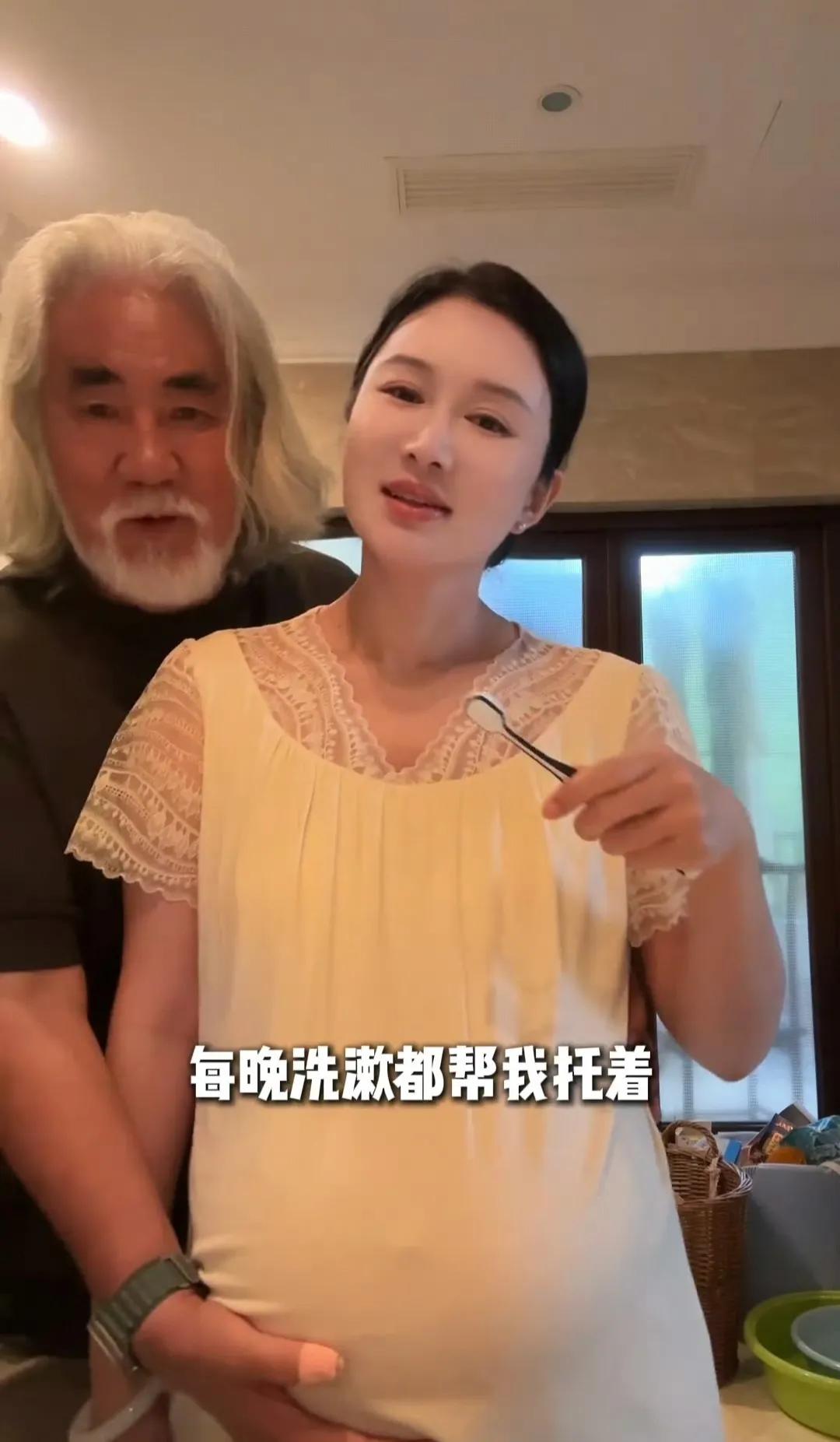 一直觉得 能找老头的女人都是狠人，说真的，73岁的张纪中和小30岁的小娇妻这波操
