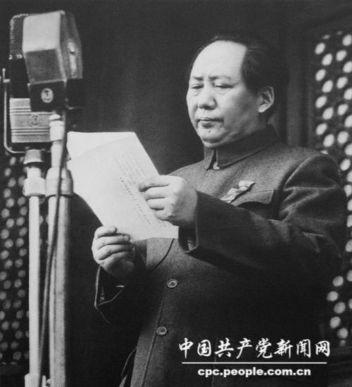 高悬天安门的毛主席像，是刻在国人心中的信仰丰碑。他目光慈祥又庄重，见证山河新生，