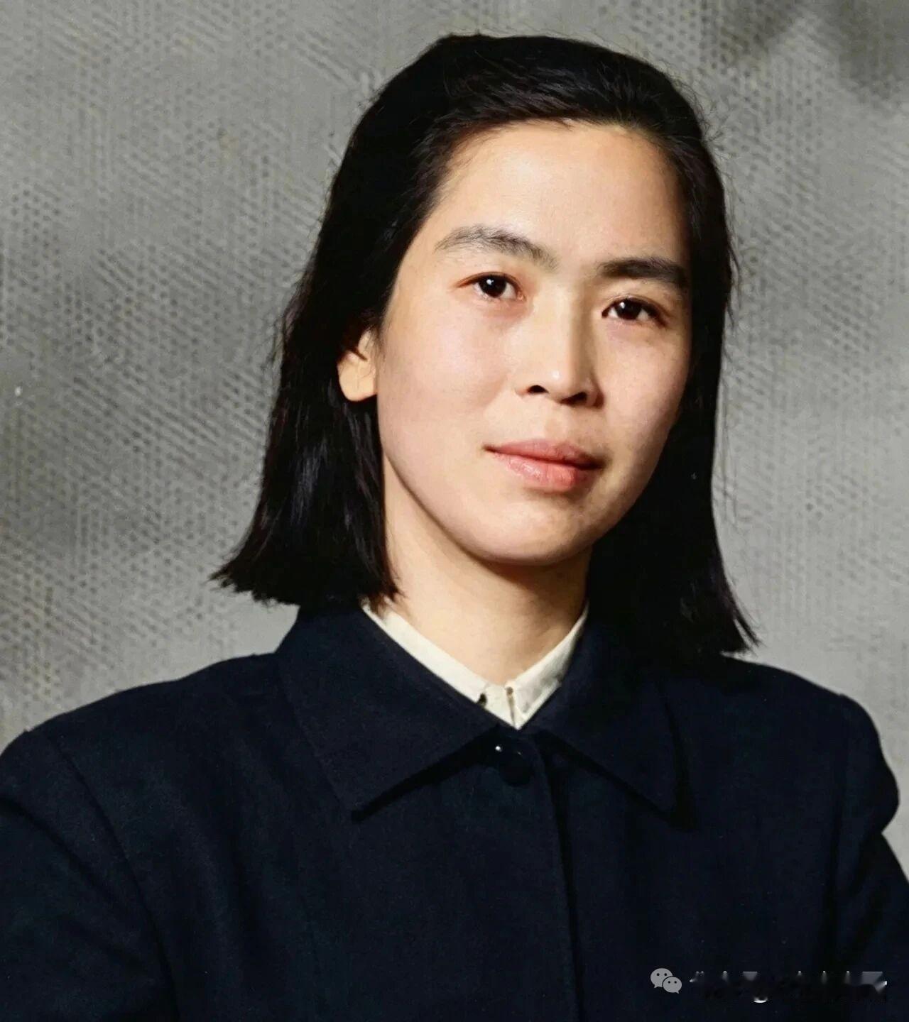 17岁入党，是井冈山第一位女红军，走完了长征，为了保护伤员深受重伤，弹片至死留在