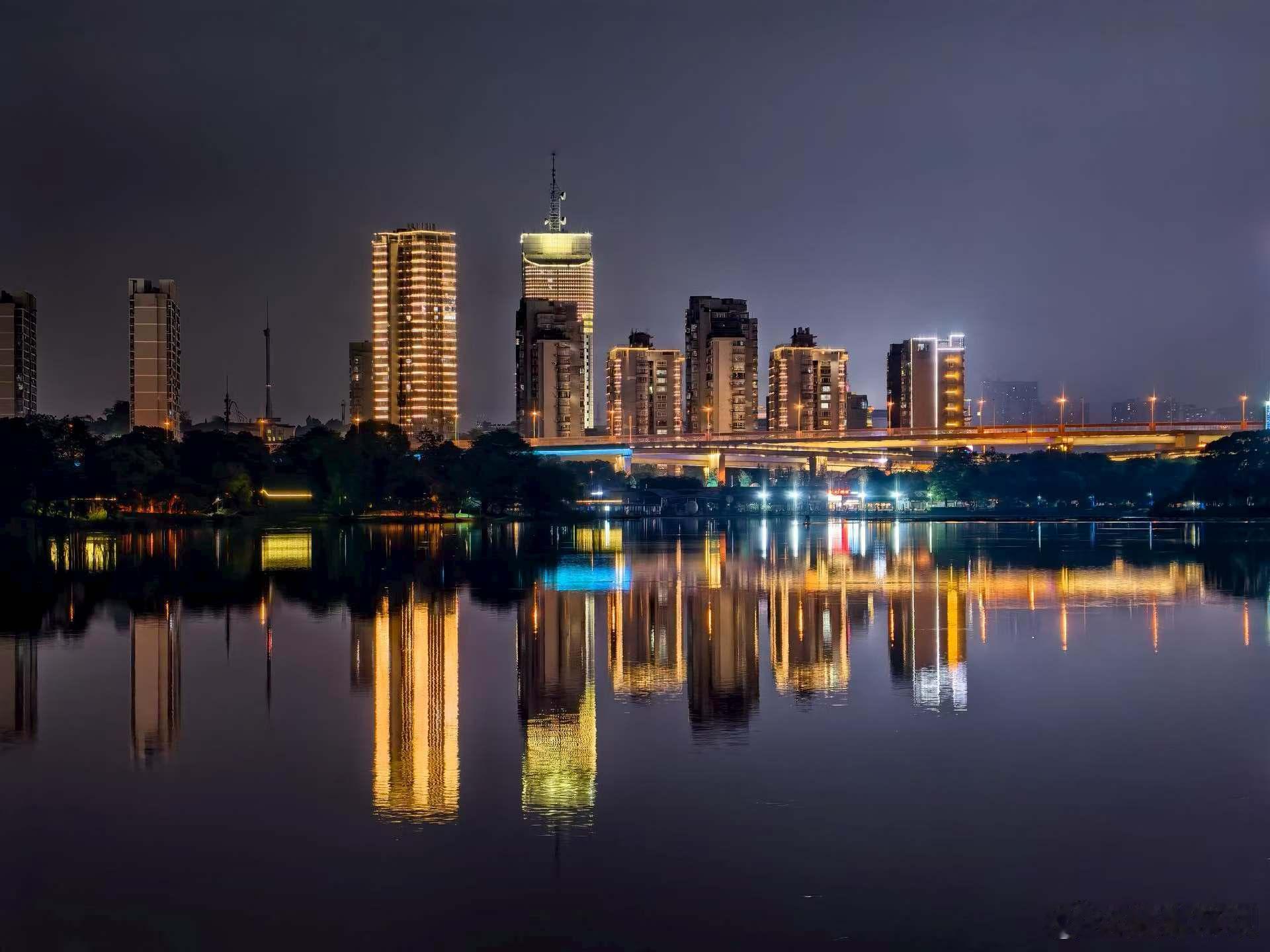 今夜的长沙月湖事实证明，不是AI也能拍出这个效果出自 长沙·月湖公园