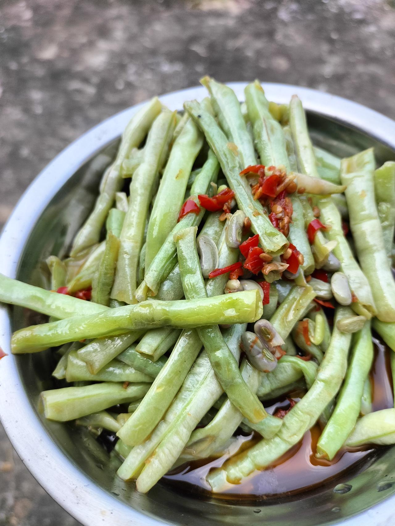 辣椒酱炒豆角好吃吗？我实话实说，没有青辣椒炒豆角好吃，我也是懒得去菜地里摘新鲜辣