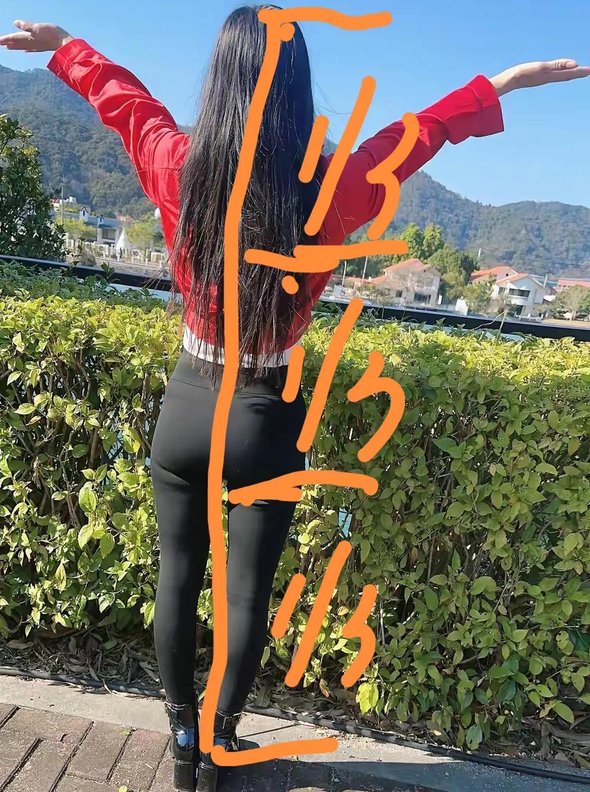 这种身材还穿瘦脚裤，就是想暴露自己的腿短，要有多难看就有多难看。这种女孩子上身长