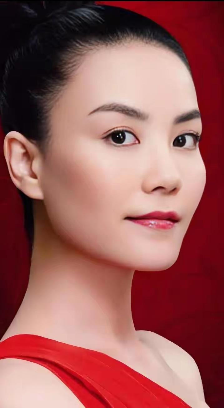 王菲，华语流行女歌手、影视女演员，拥有空灵独特的声线，风格随性前卫。深耕乐坛数十