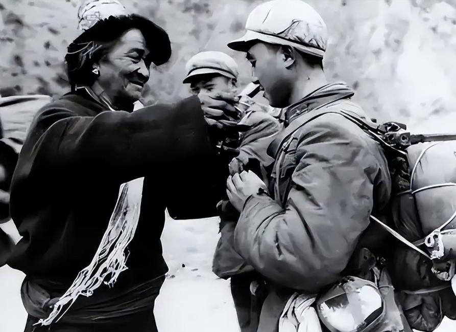 1935 年，土司抓走了一名前去筹粮的红军干部，萧华登门去要人，土司却不肯给，还