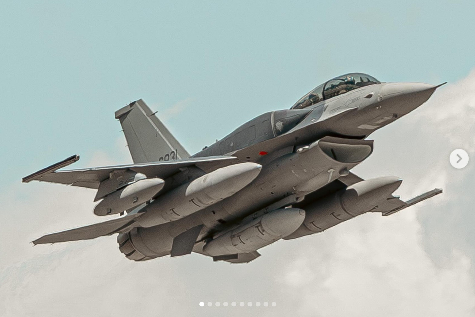 蛙军首架F-16 Block70战斗机，编号6831，携带3个副油箱1个装行李的