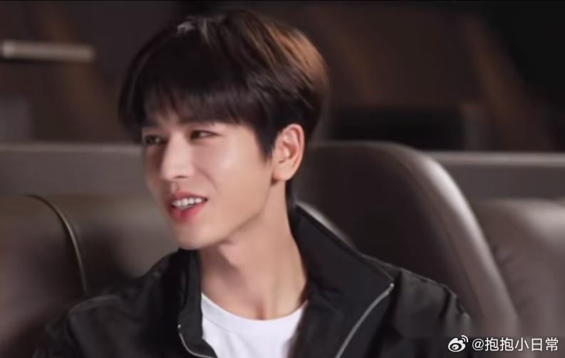 为什么都说粉上张凌赫稳了？ 不是因为他很难塌房了 也不是因为他有背景，而是因为他