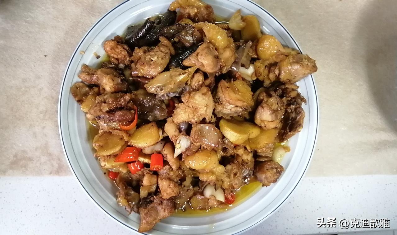 妹妹打来电话，说今天初伏，要我们去她家吃老姜炒叫鸡。
我记得小时候，每到起伏的日