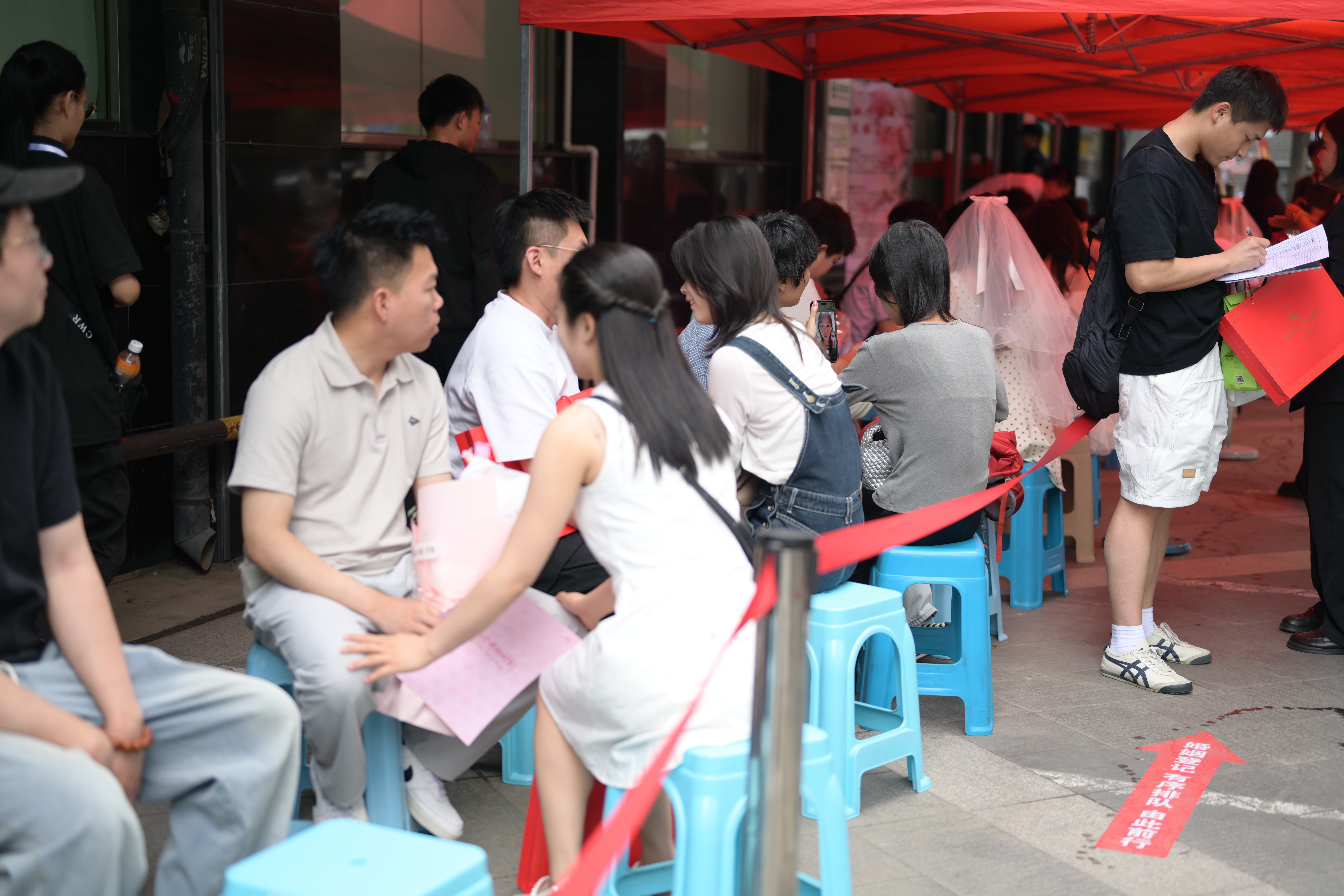 在北京民政局门口感受520氛围感 陪领证初体验。今天西城民政局门口简直就是大型大