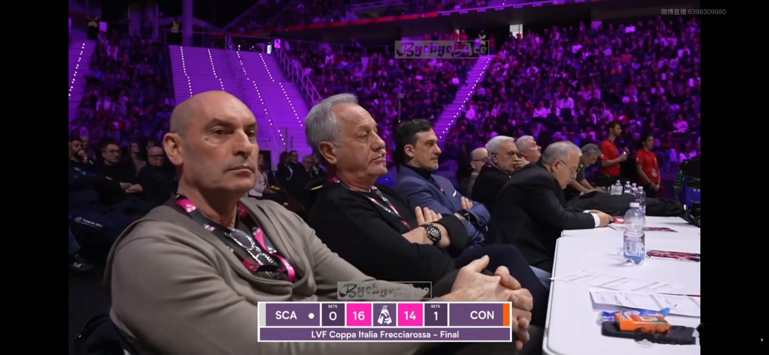 贝拉斯科在现场观看比赛世界女排新闻