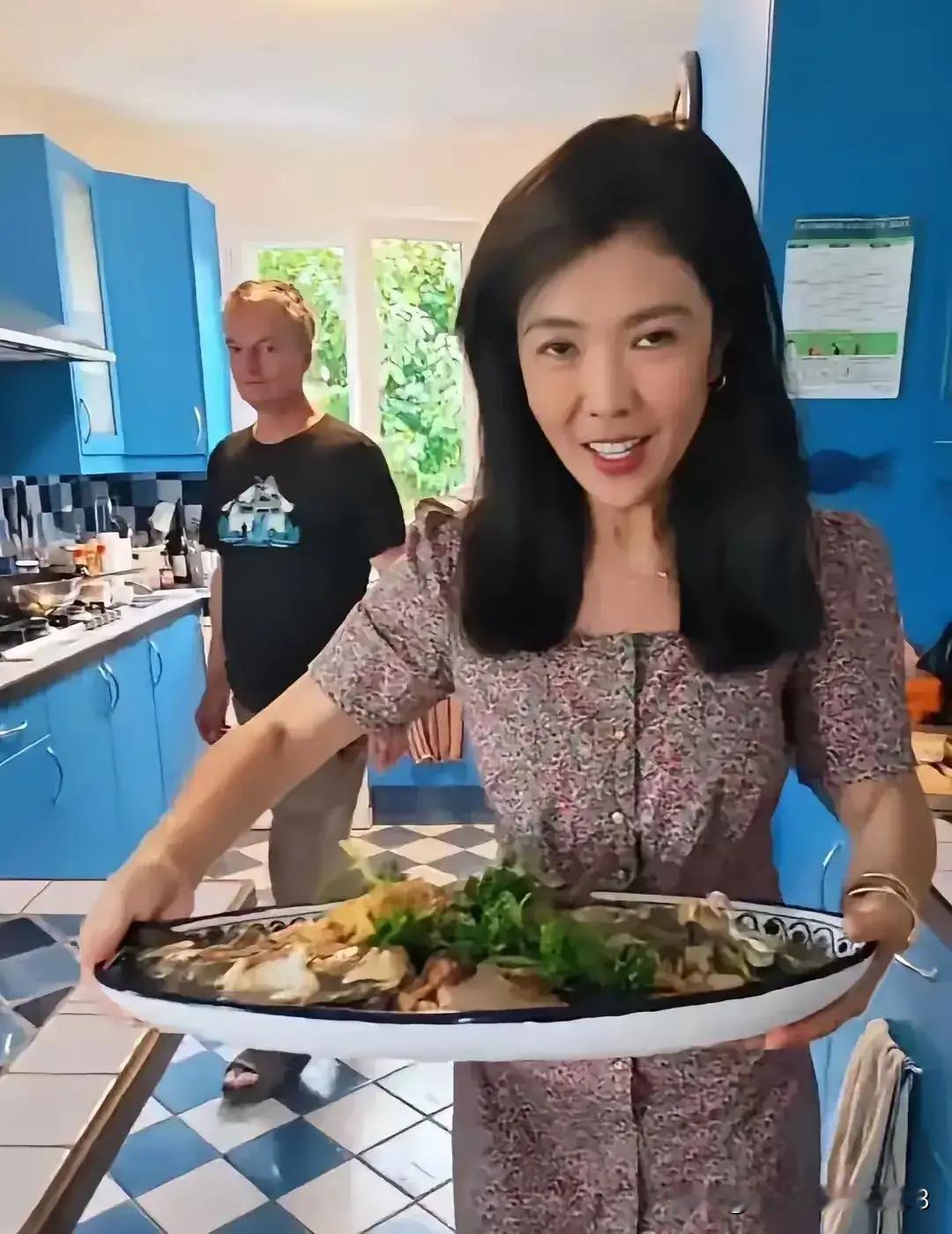 在国内是时尚界的范儿，十指不沾阳春水！
在国外是上得厅堂，下得厨房！
这也难怪，