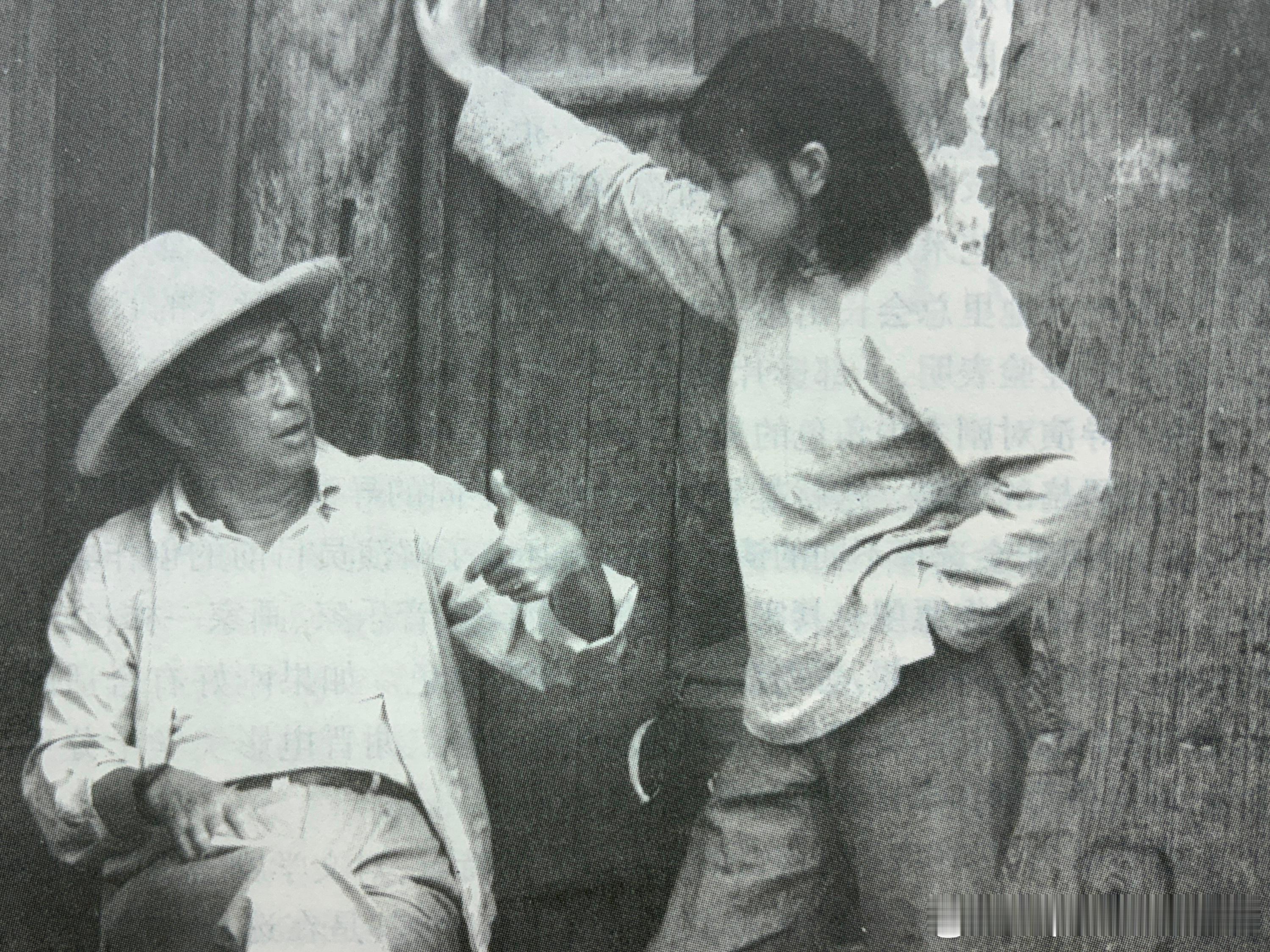 1985年拍摄电影《芙蓉镇》期间，谢晋现场指导刘晓庆表演历史影像 ​​​