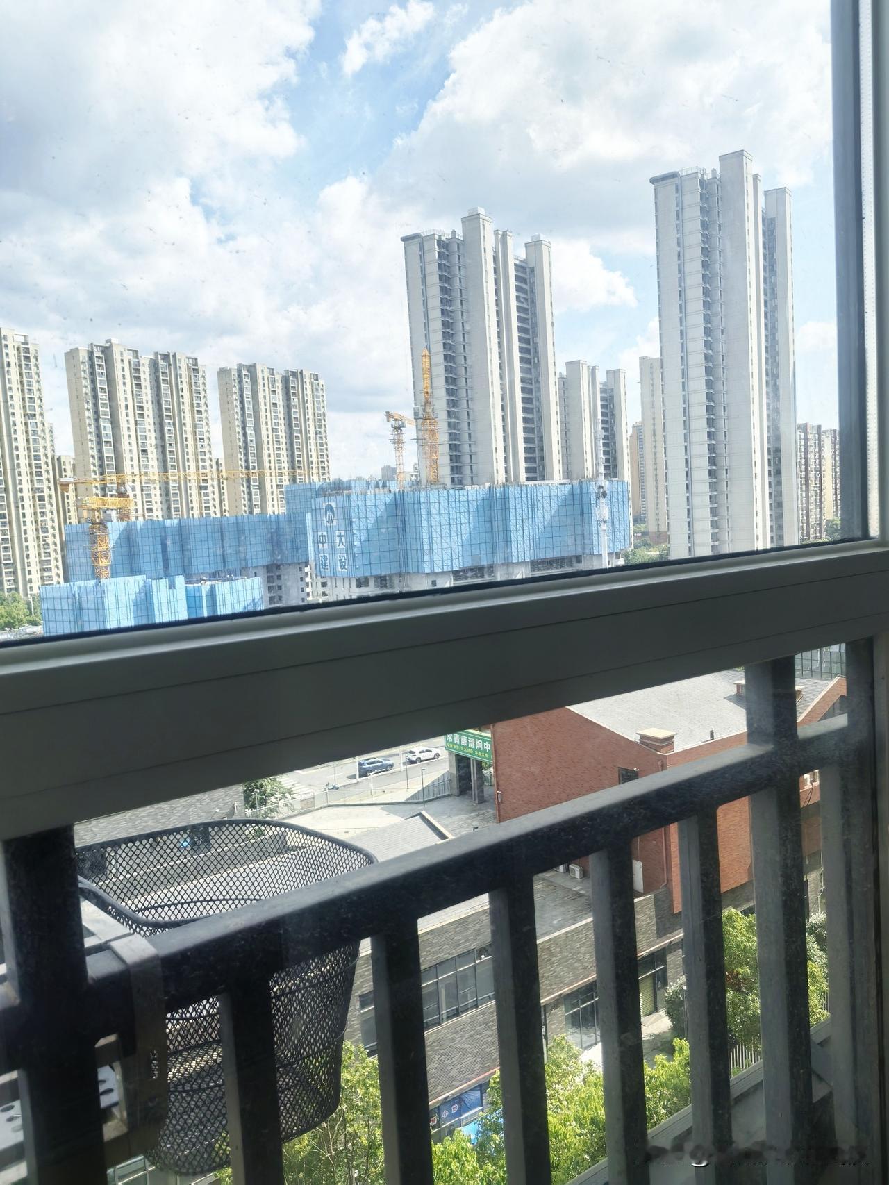 小区物业通知，7月11日台风要经过武汉了，施工工地都要停工。

小区里有的邻居在