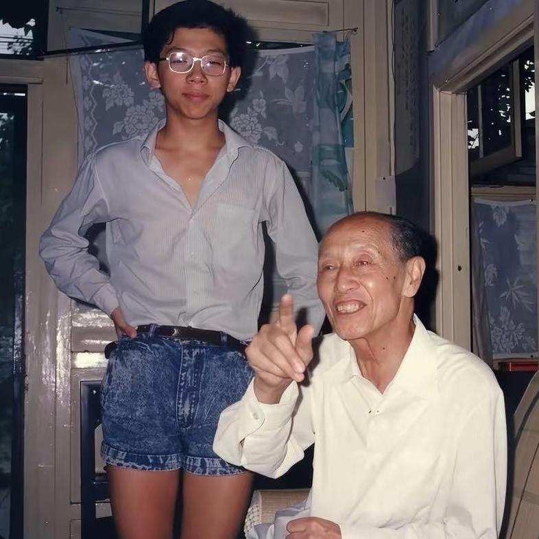 1990年，胡海泉去臧克家做客，一张罕见的合影，这一年臧克家已经85岁高龄了，而