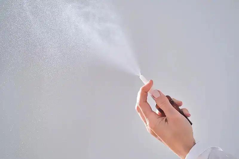 关于“液体口罩”的几点看法：
1. 冬季呼吸道疾病高发，电商“液体口罩”热销，宣