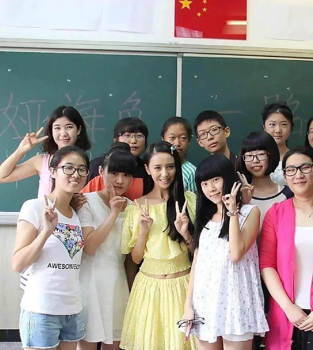 10年前的佟丽娅和现在差别不小，当年的她身材瘦弱，皮肤也比较暗沉，这件黄裙子更是