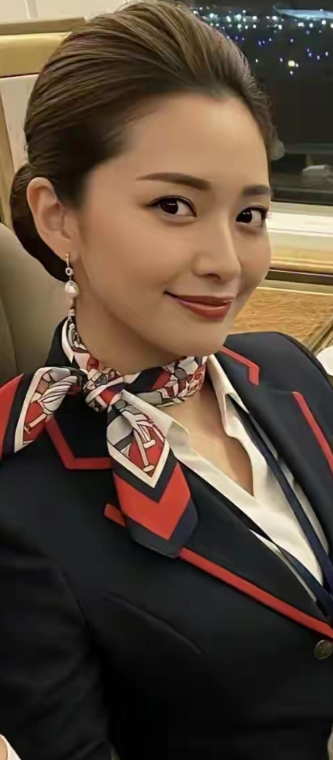 空姐的微笑，飞向幸福的旅程🛫️✨