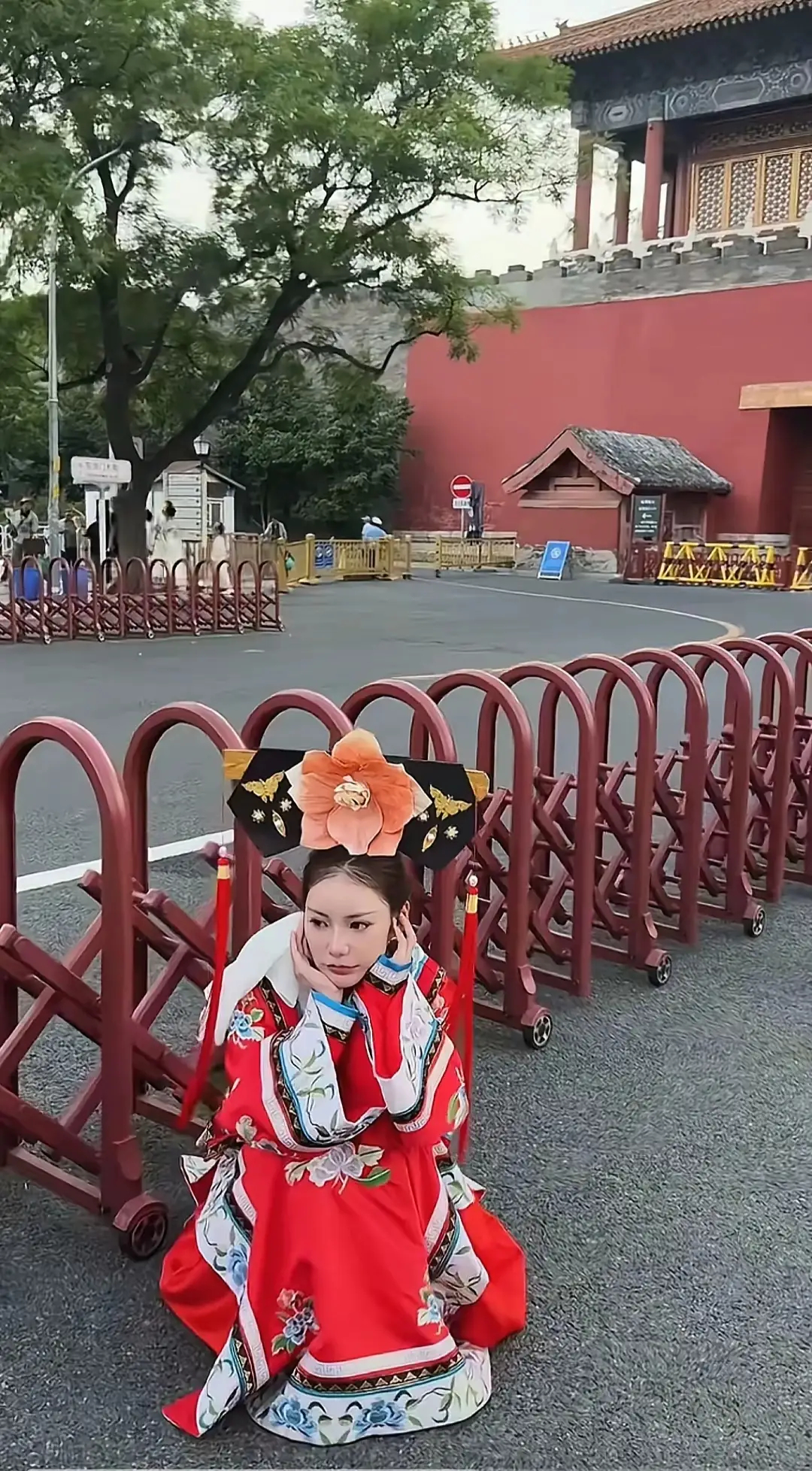 北京媳妇逛北京，马筱梅这身格格装扮还真挺像小燕子的 