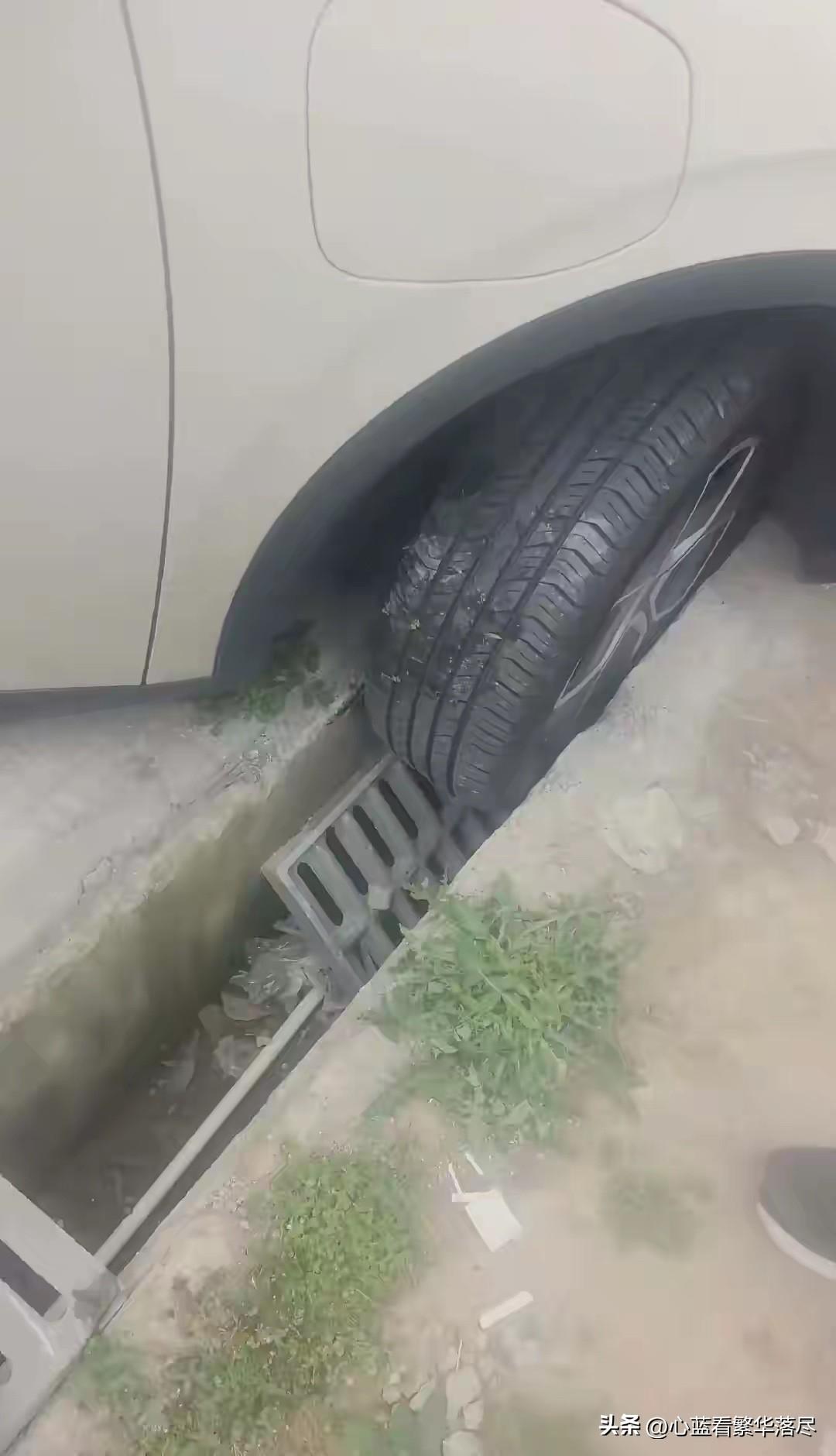 估计很多老司机遇到这种情况，也都会发愁吧，在保证不损坏车身和轮胎的情况，方向盘该