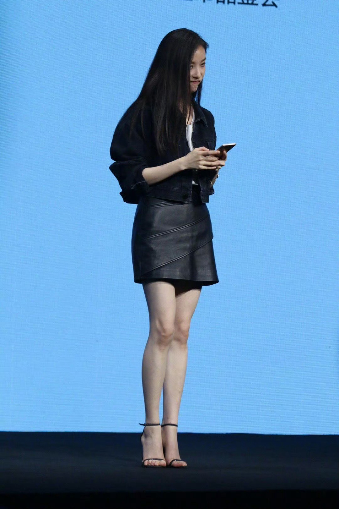 倪妮这大长腿穿上高跟鞋真的太会了 ​​​