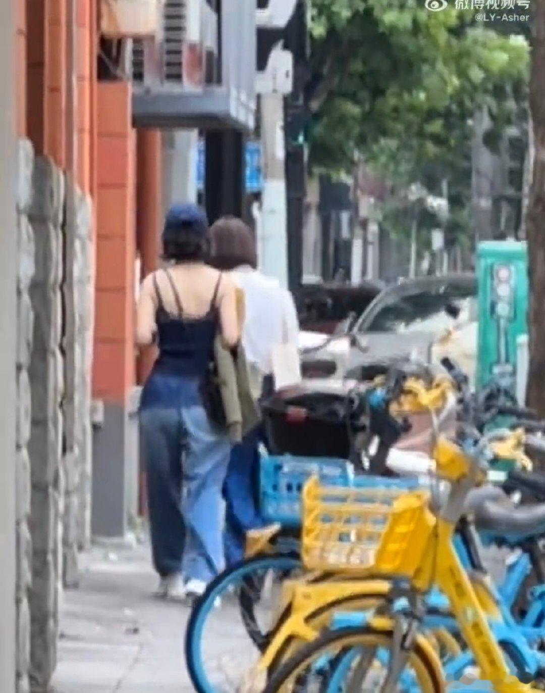偶遇赵丽颖穿吊带逛街尹新月 赵丽颖 终于等到新鲜路透！赵丽颖穿吊带逛街，果然最适