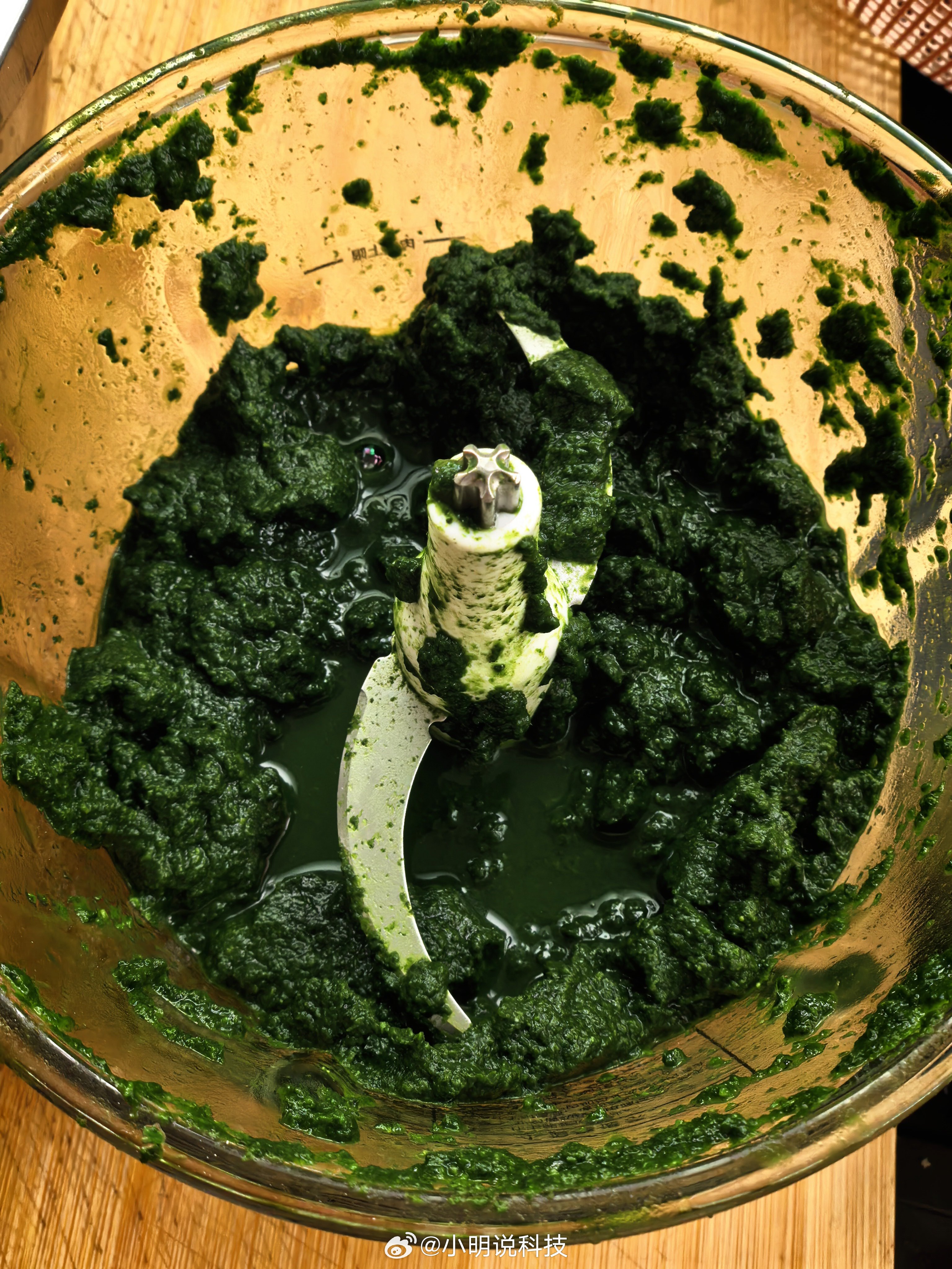 绞肉机派上用场了，准备包清明果了，你们喜欢吃带馅的，还是蘸糖的？生活手记