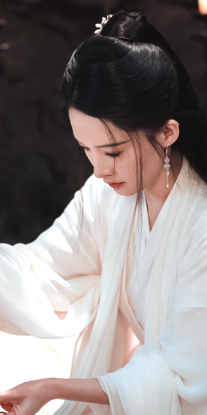#李沁 武侠扎女# 薛紫夜穿着白色调的衣裙满满的都是仙气，仿佛不管做什么都带着一
