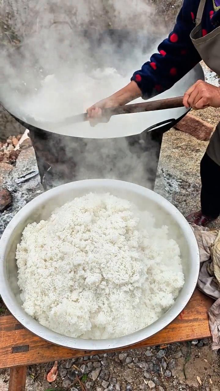 祁东柴火大锅饭。
祁东柴火大锅饭。