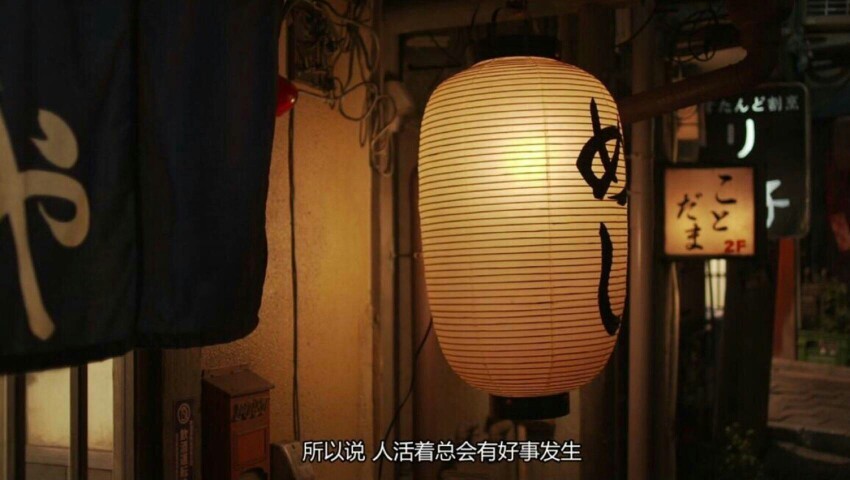 我们都太孤独了，但走进餐馆，仍会选择无人的桌子。丨康雪 