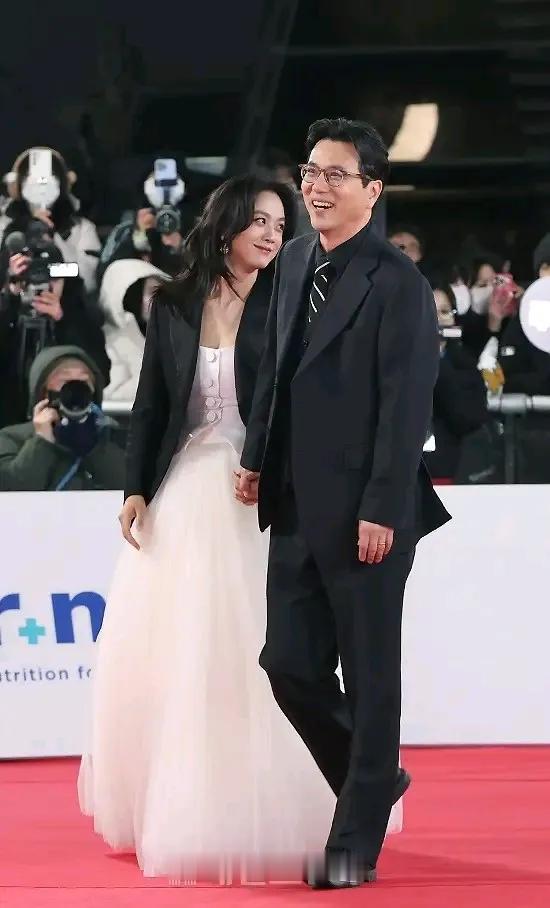 婚后的汤唯状态好好哦，说明她老公宠爱她，被宠的女人总是幸福得发光[偷笑]