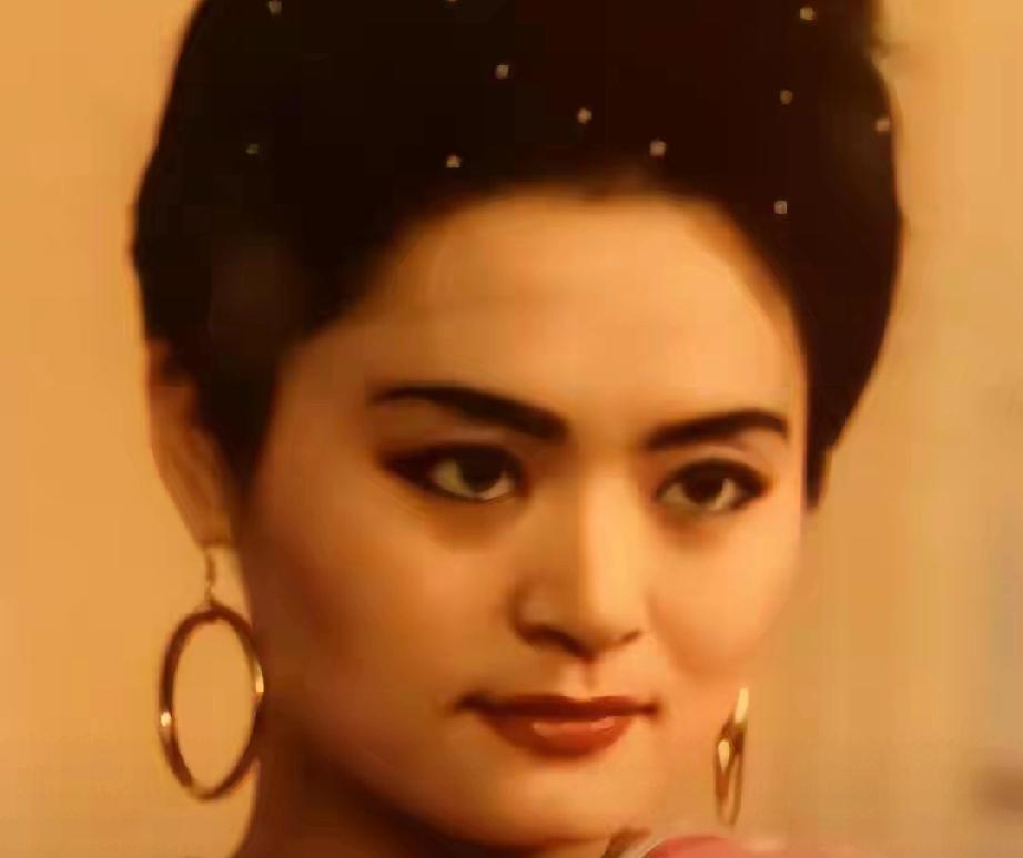 一代歌后惨到让人心疼！曾力压毛阿敏，遭潜规则后当保姆，被亲弟打至脑震荡
 
  