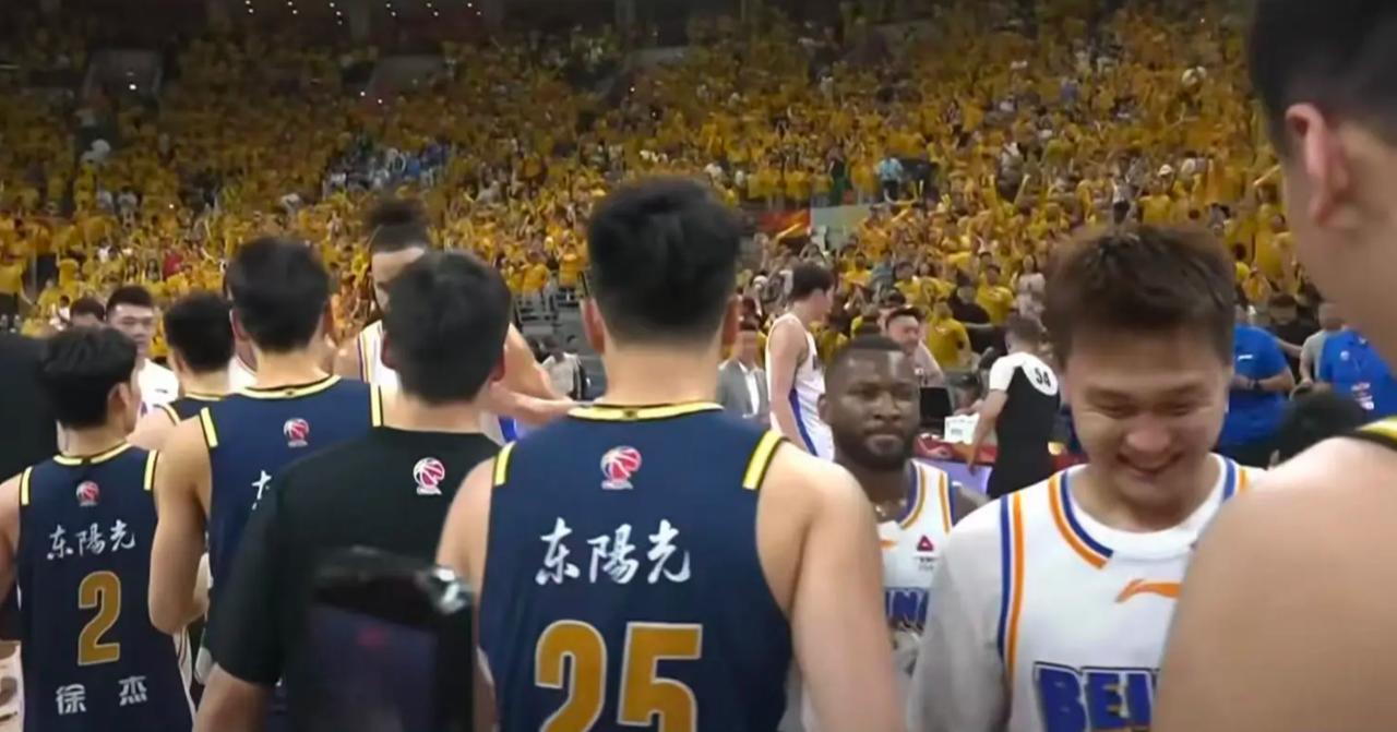 北京惨遭绝杀，赵睿赛后笑容满面。在今晚进行的CBA季后赛中，广东队靠着张皓嘉的三