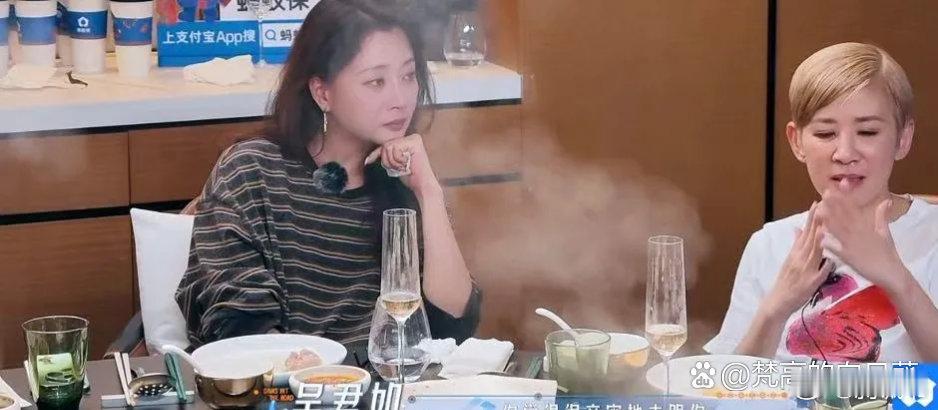 吴君如真问周冬雨“叫你什么，你觉得很亲密地？”周冬雨说“叫我美女就行。”原来周冬